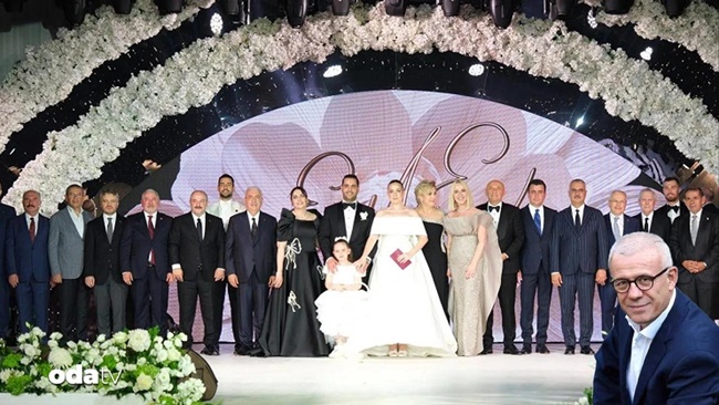 ERTUĞRUL ÖZKÖK YILIN DÜĞÜNÜNÜ YAZDI